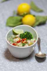 thailändische Tom Kha Gai Suppe in einer Schüssel