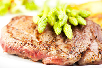 Wilder Spargel auf einem Steak
