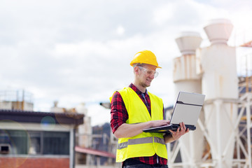 Industrial worker using laptop © Novak
