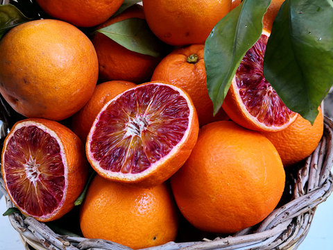 Blutorangen mt Orangenh&auml;lfte an Stra&szlig;enstand