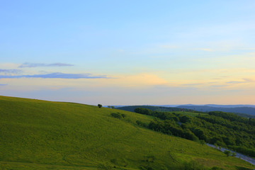 Fototapeta premium coucher de soleil sur les montagnes vosgiennes avec de magnifiques couleurs dans le ciel