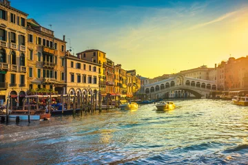  Het grote kanaal van Venetië, Rialtobrug bij zonsopgang. Italië © stevanzz