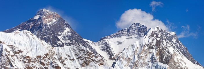 Gipfel des Mount Everest und Lhotse aus dem Gokyo-Tal