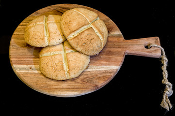panini fatti in casa su tagliere con sfondo nero appena sfornati