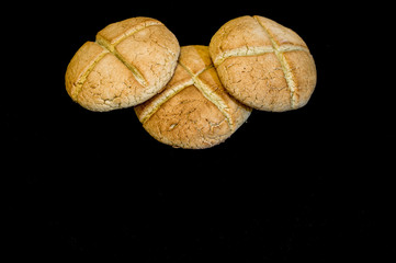 panini fatti in casa su tagliere con sfondo nero appena sfornati