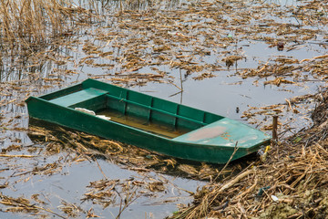 Naklejka premium old abandoned and submerged boat