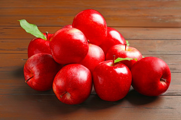 Fototapeta na wymiar Ripe red apples on wooden background