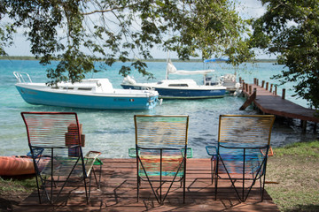 Chaises longues colorées & bateaux