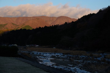 山に朝日があたる　風景
