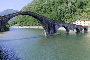 Fototapeta na wymiar Ponte della Maddalena, Ponte del Diavolo, Teufelsbrücke, Borgo a Mozzano, Provinz Lucca, Toskana, Italien, Europa