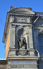 Санкт-Петербург, Соляной переулок, 15. Музей Центрального училища технического рисования барона А. Л. Штиглица. Скульптура в нише