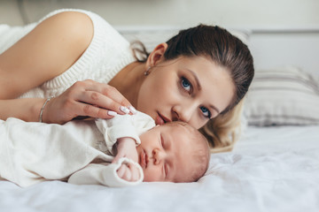 Obraz na płótnie Canvas Mom with newborn baby