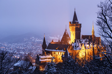 Das Schloss in Wernigerode in einer kalten Winternacht