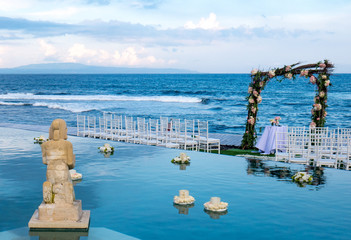 A wedding between the ocean and the pool