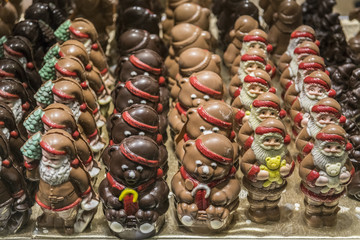 Chocolats et friandise dans une vitrine à Noël