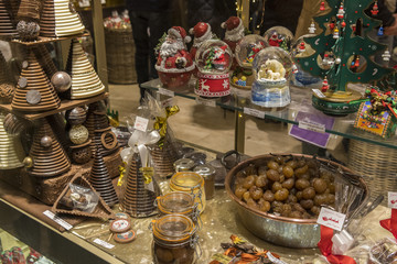 Chocolats et friandise dans une vitrine à Noël