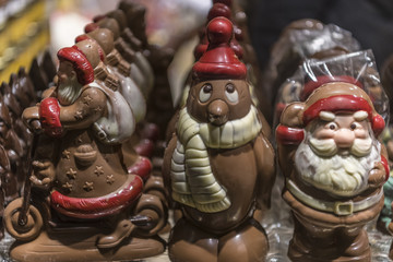 Chocolats et friandise dans une vitrine à Noël
