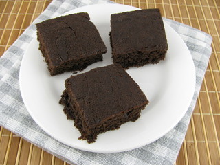 Leckerer Kuchen auf Carob Basis auf einem Teller