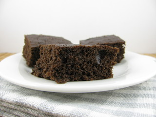 Leckerer Kuchen auf Carob Basis auf einem Teller