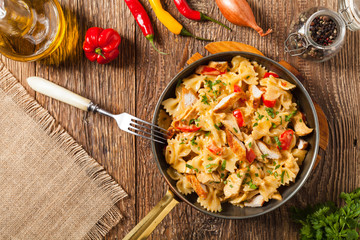 Pasta farfalle with chicken and paprika, in carbonara sauce.