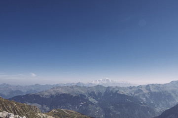 Fototapeta na wymiar Vue sur sommets des Alpes
