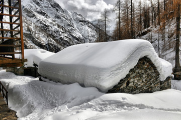Roof of a chalet cowred with snow.