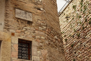 Fototapeta na wymiar Gradas, calles, puertas, de Asis. Italia