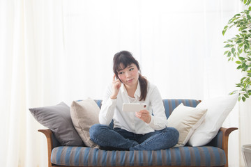 Fototapeta premium リビング・女性