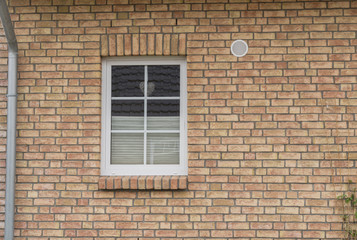 Weißes Fenster mit Sprossen eines Hauses