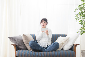 リビング・女性