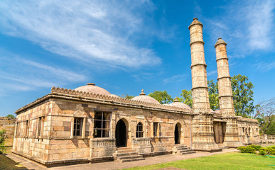 Fototapeta na wymiar Sahar Ki Masjid at Champaner-Pavagadh Archaeological Park. A UNESCO heritage site in Gujarat, India