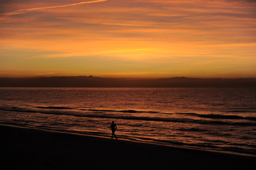 mujer corriendo en la playa