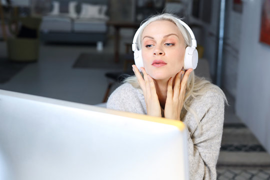Słuchanie muzyki z komputera.