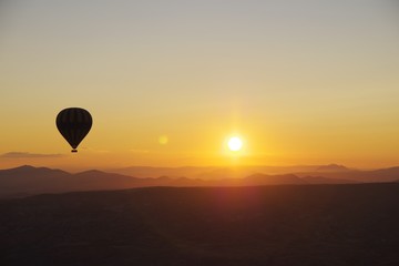 Obraz na płótnie Canvas 気球と山