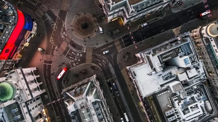 Foto op Plexiglas Vogelperspectief vliegen over Piccadilly Circus en luchtfoto van de straten van Londen & 39 s nachts in Londen, Engeland 4K © Photo London UK