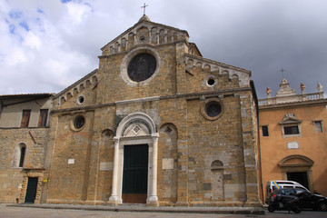 Fototapeta na wymiar Volterra, duomo romanico di Santa Maria assunta