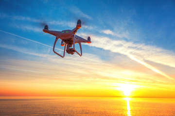 Belle matinée au-dessus de la mer et drone volant