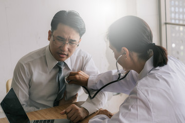 Obraz premium professional healthcare hospital concept : specialist doctor talk illness people