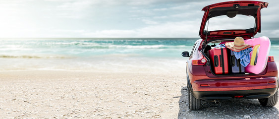 Naklejka premium letni samochód na plaży