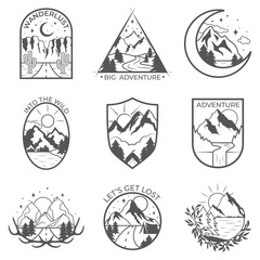 Fototapeta premium Zestaw dziewięciu wektor odznaki przygody górskie i na świeżym powietrzu. Szablony i odznaki z górami, drzewami, namiotem