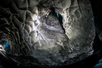 W lodowej jaskini