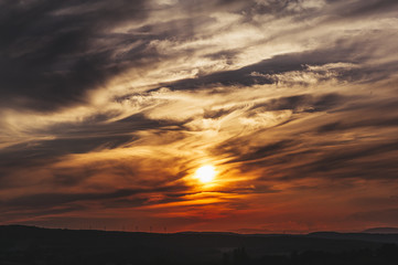 Coucher de soleil, ciel en mouvement