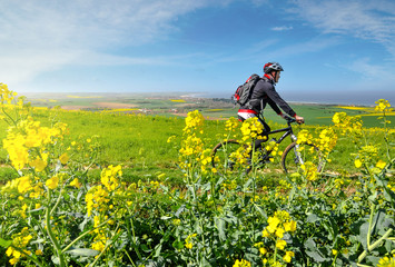 Fototapeta premium homme faisant du vtt au printemps 