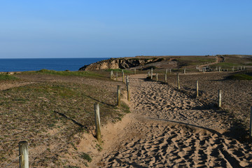 Sentier pédestre sablonneux en bordure de falaise