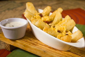 Yuca o tapioca frita con tocino y queso