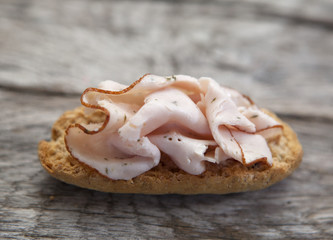 pain grillé jambon charcuterie