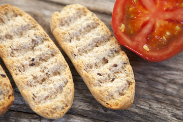 tomate et pains cuit