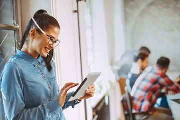 Young business woman online via digital tablet