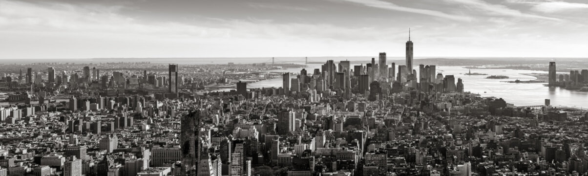 Fototapeta Aerial panoramic view of Lower Manhattan in Black and White. The view includes Financial District skyscrapers, East and West Village, the Hudson River, New York Harbor, and Brooklyn, New York City