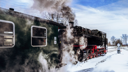 Fototapeta na wymiar Dampflok im Winter unterwegs im Zittauer Gebirge